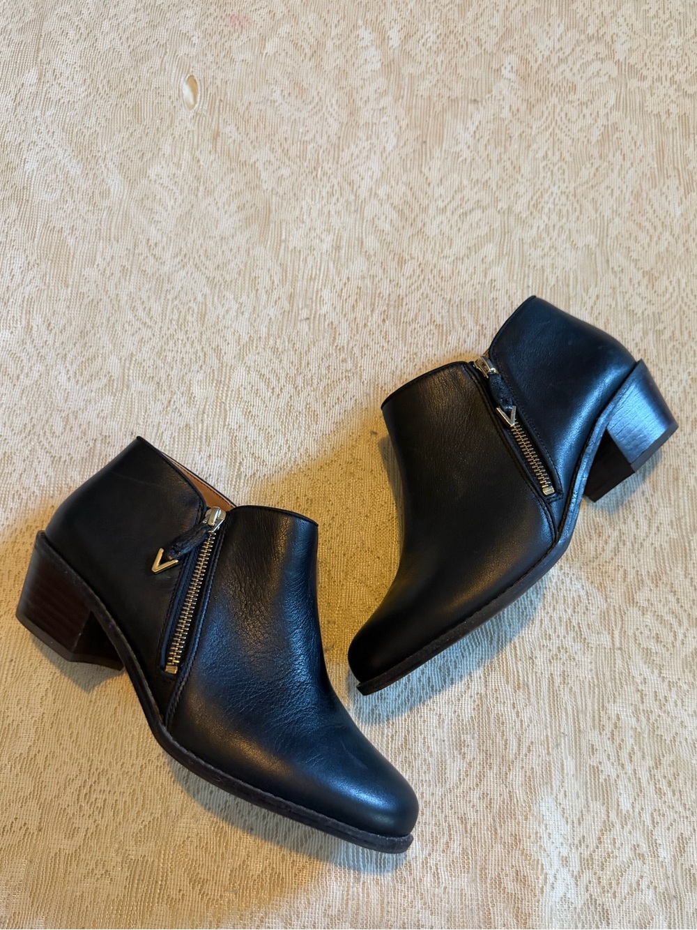 Vionic Jolene leather heeled ankle booties